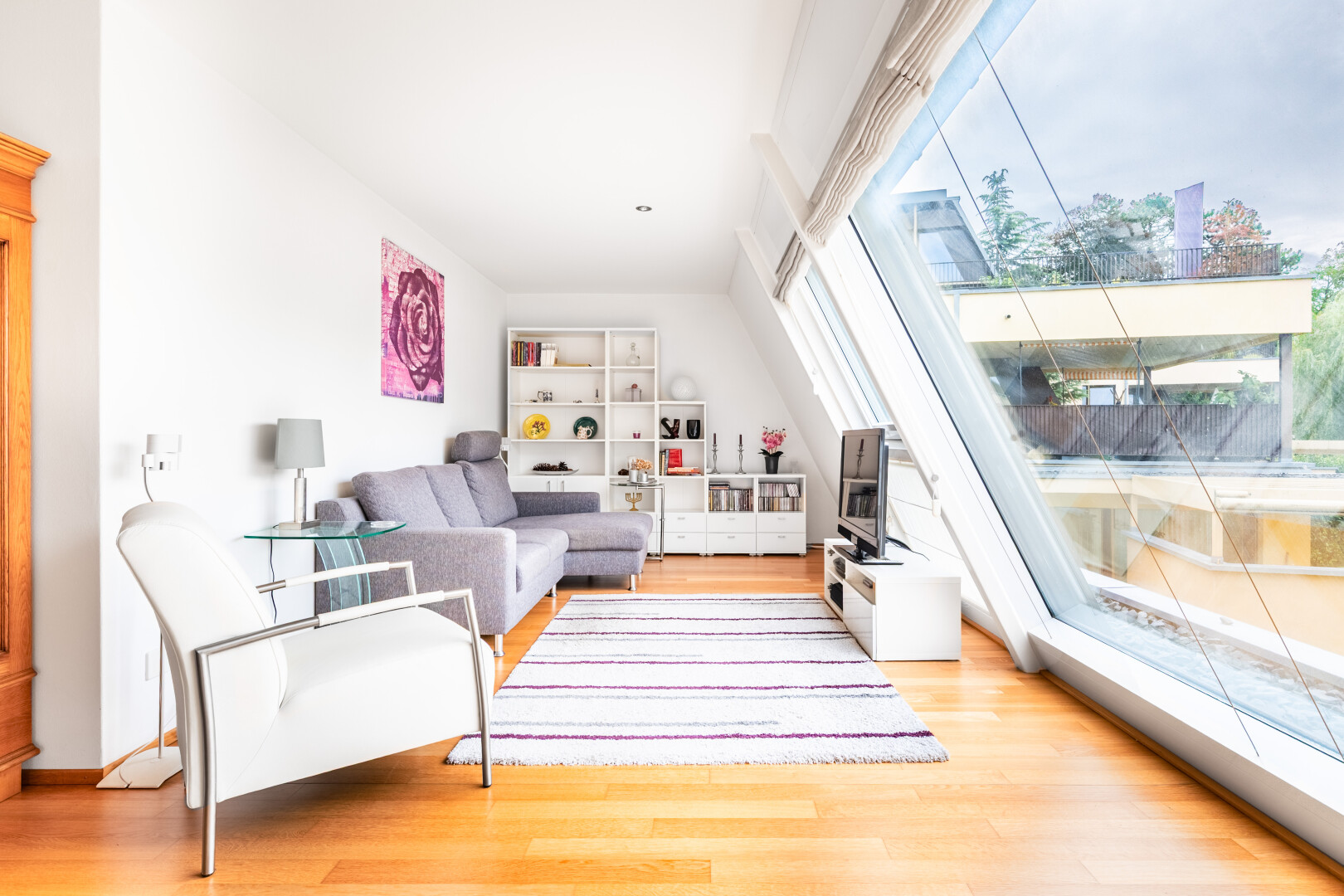 salon avec inside property, pièce supplémentaire, natural light, lumière naturelle, et wood finish floor