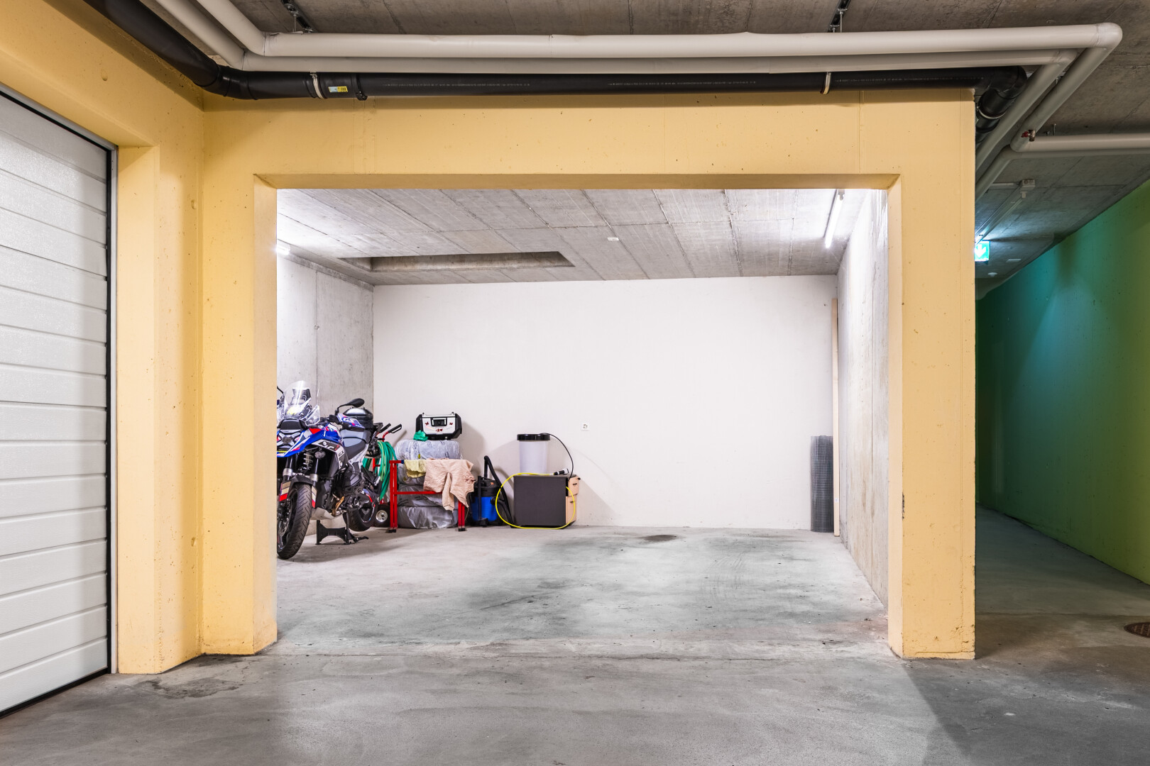 parking avec inside property