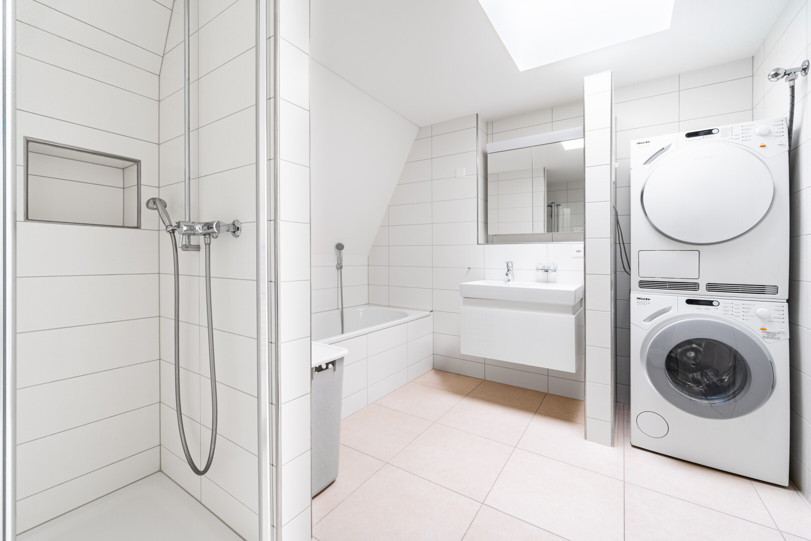 salle de bains avec mur en carrelage, tile wall, miroir, salle de bain complète, et tile floor