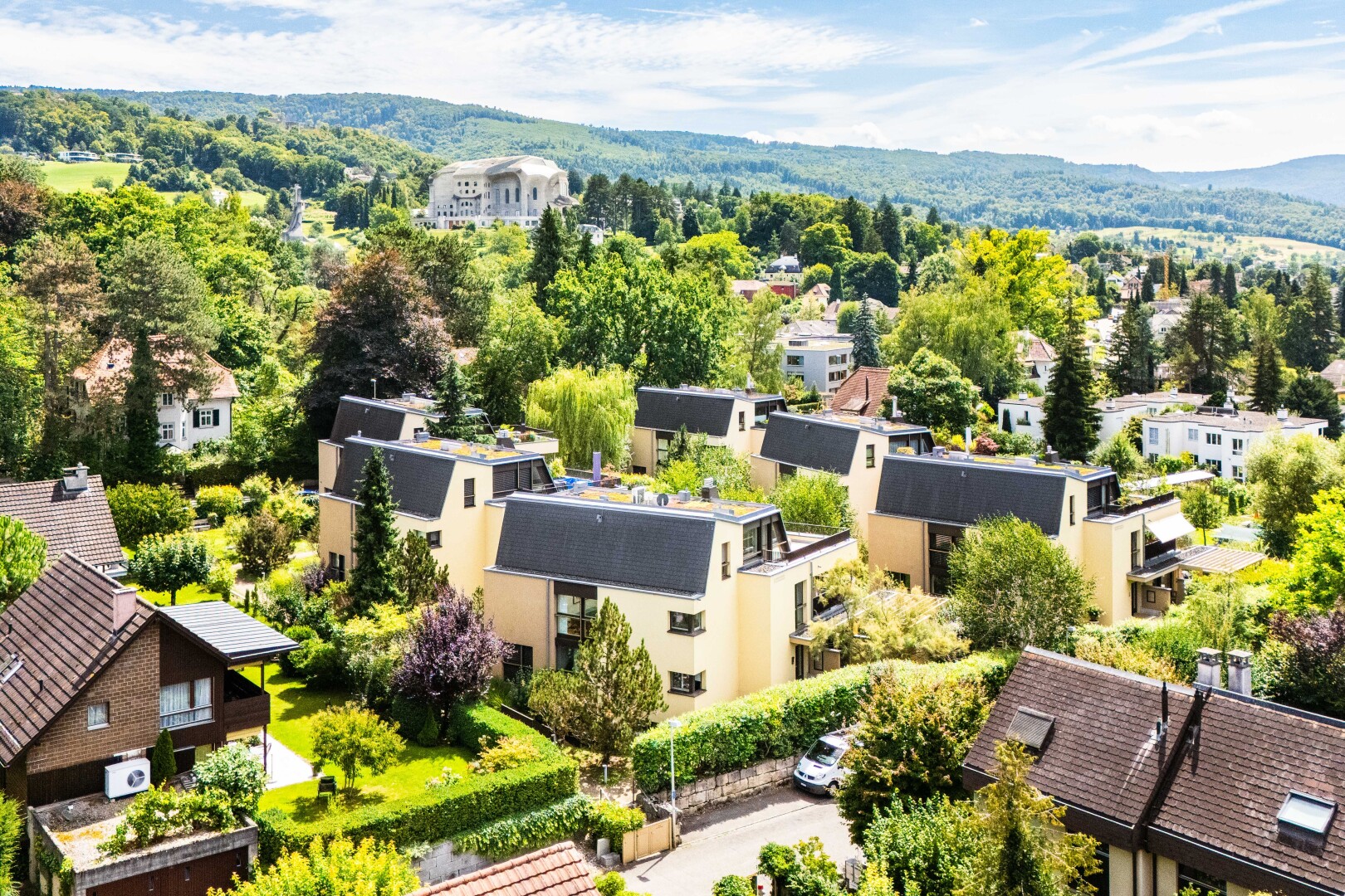 façade avec day time, aerial view, residential view, vue résidentielle, et bardage en stuc