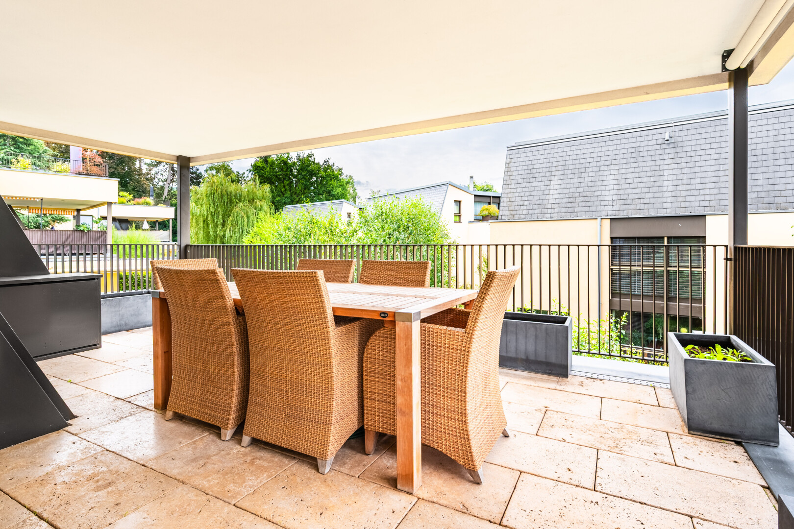 terrasse avec from property, coin repas extérieur, et terrasse