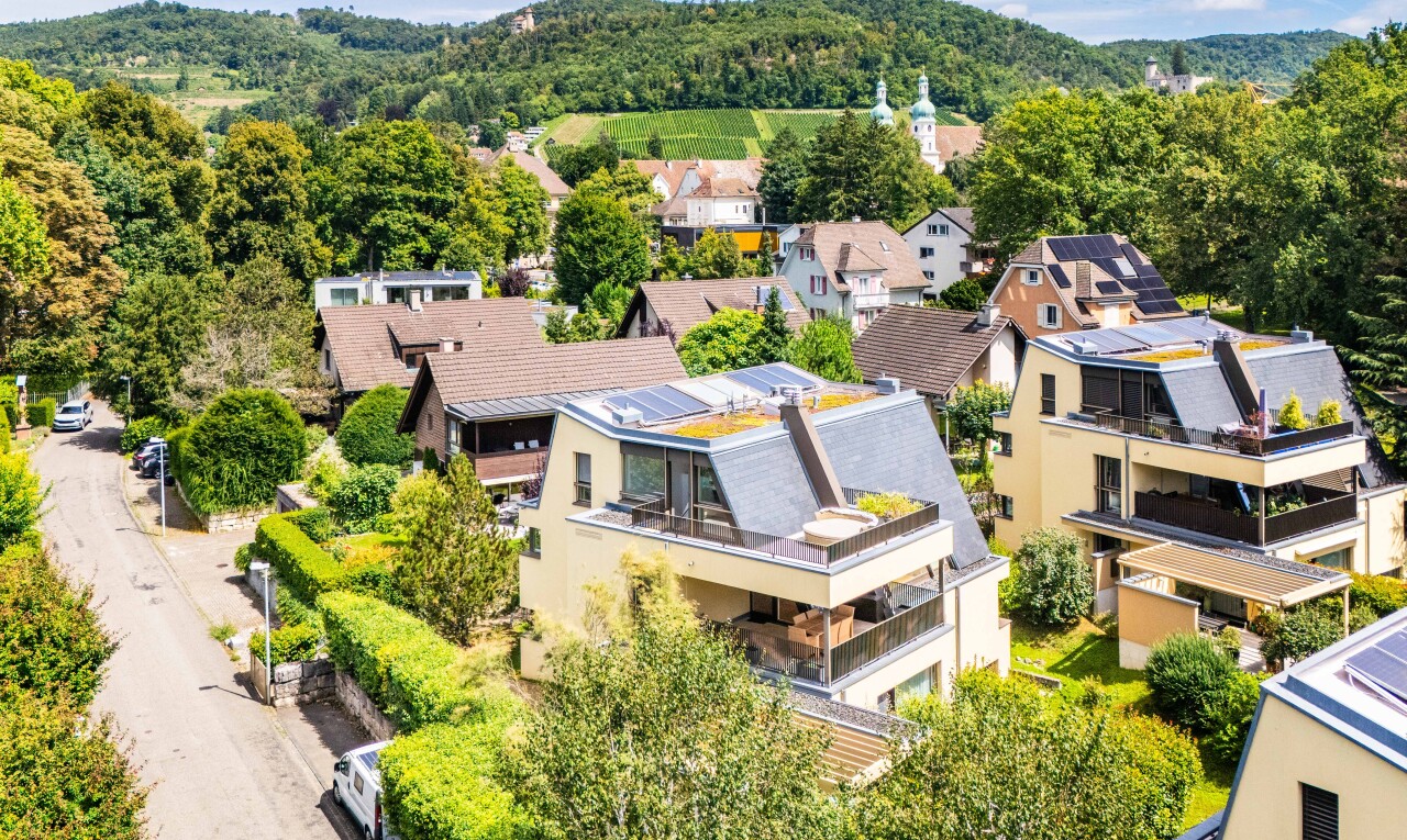 façade avec balcon, vue résidentielle, residential view, day time, et vue sur la montagne