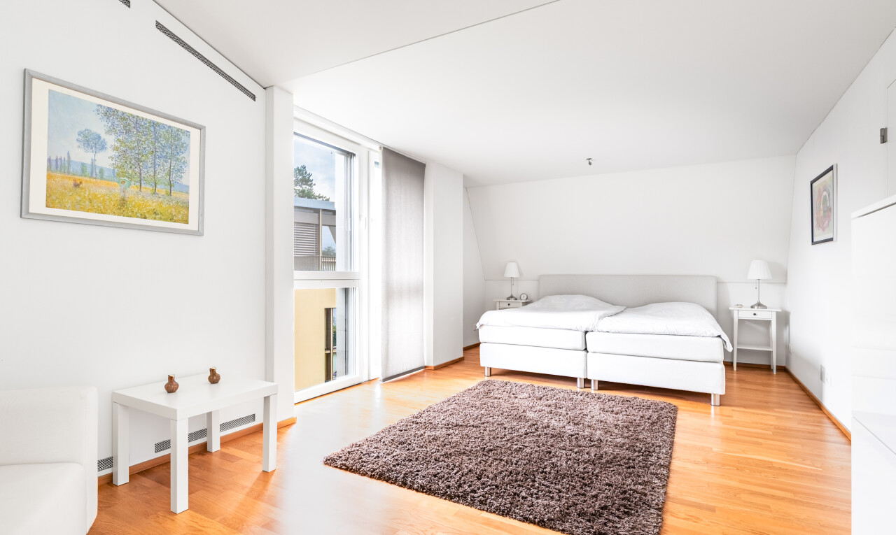 chambre avec lumière naturelle, natural light, sol en finition bois, wood finish floor, et cloison sèche