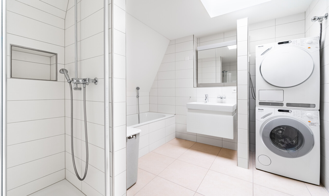 salle de bains avec mur en carrelage, tile wall, miroir, salle de bain complète, et tile floor