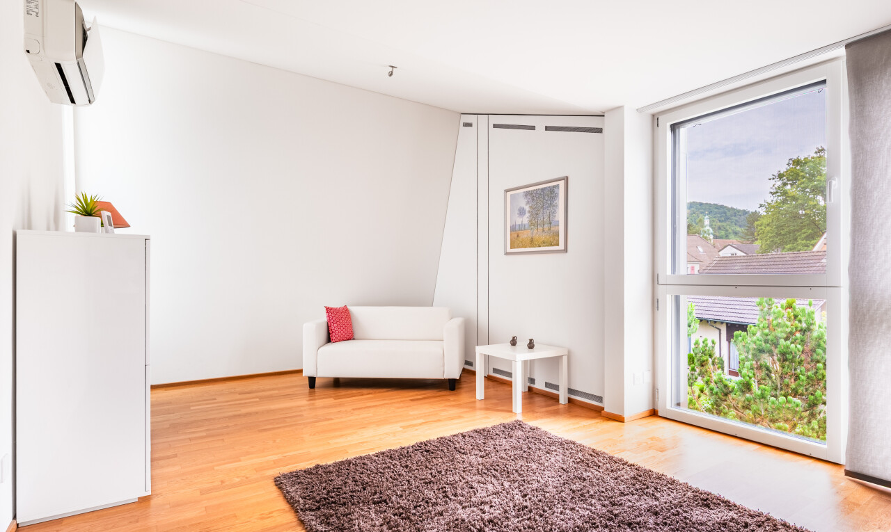 salon avec natural light, lumière naturelle, wood finish floor, sol en finition bois, et inside property