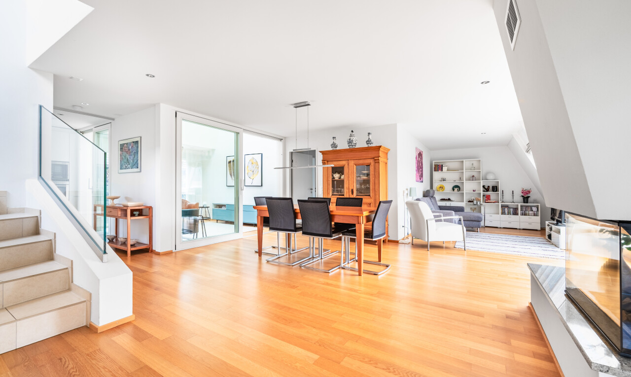 wohn- / esszimmer mit treppen, holzfußboden, wood finish floor, inside property, und gipskartonwand