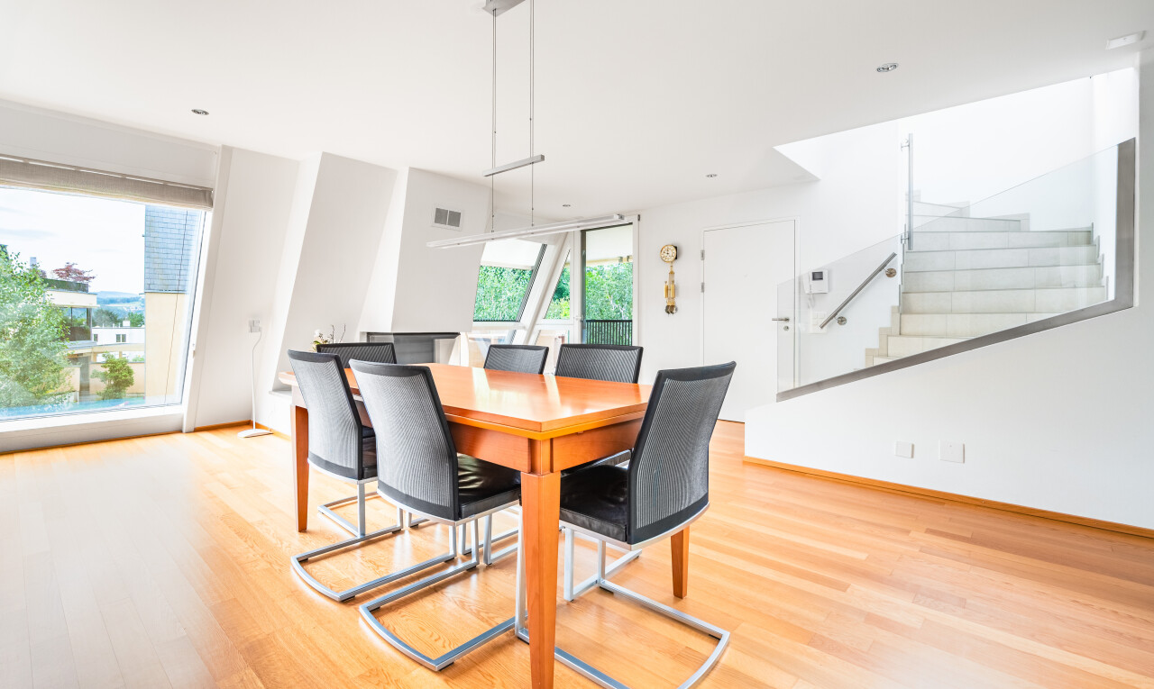 salle à manger avec inside property, escaliers, sol en finition bois, wood finish floor, et cloison sèche