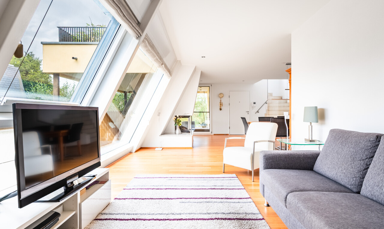 salon avec inside property, natural light, lumière naturelle, wood finish floor, et sol en finition bois