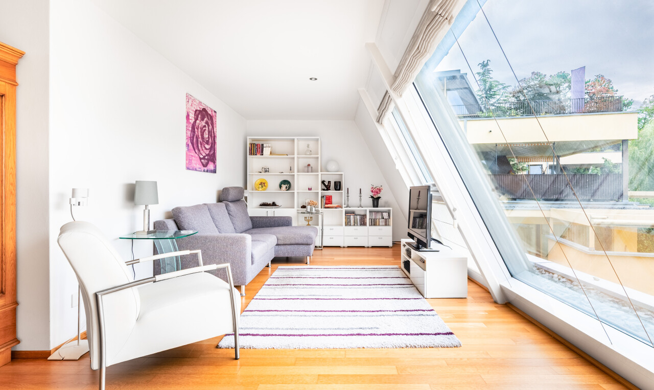 wohnzimmer mit inside property, zusätzliches zimmer, natural light, natürliches licht, und wood finish floor