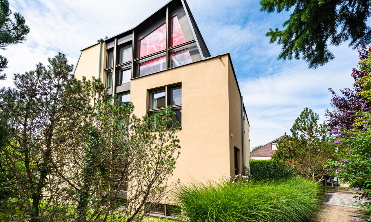 außenansicht mit day time, stuckverkleidung, und property visible