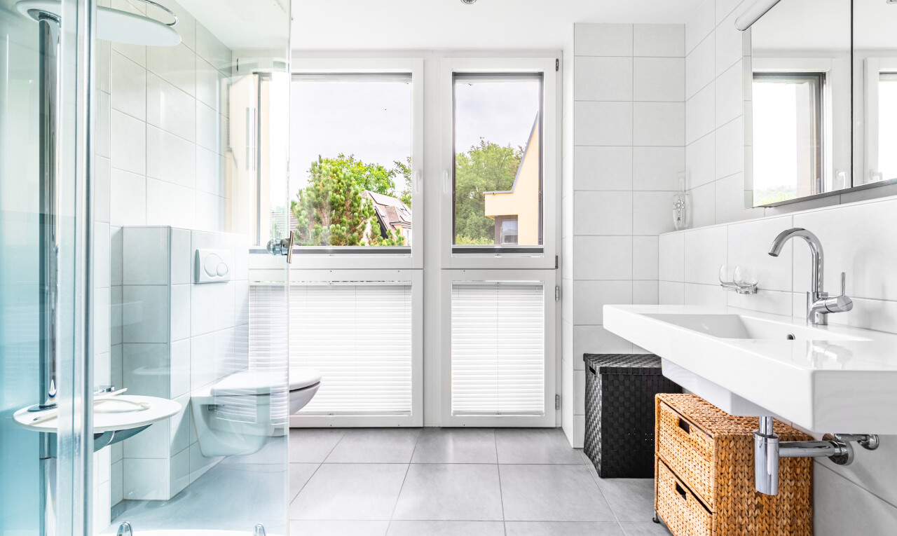 salle de bains avec mur en carrelage, tile wall, salle de bain complète, miroir, et inside property