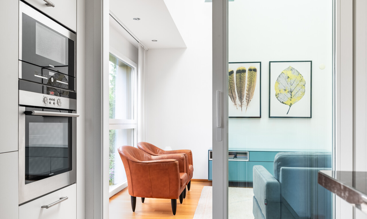 salon avec inside property, sol en finition bois, wood finish floor, cloison sèche, et drywall