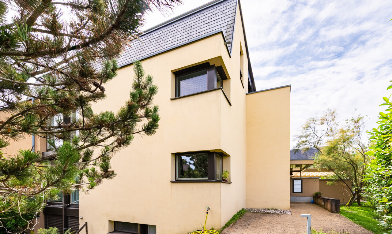 façade avec property visible, bardage en stuc, et day time