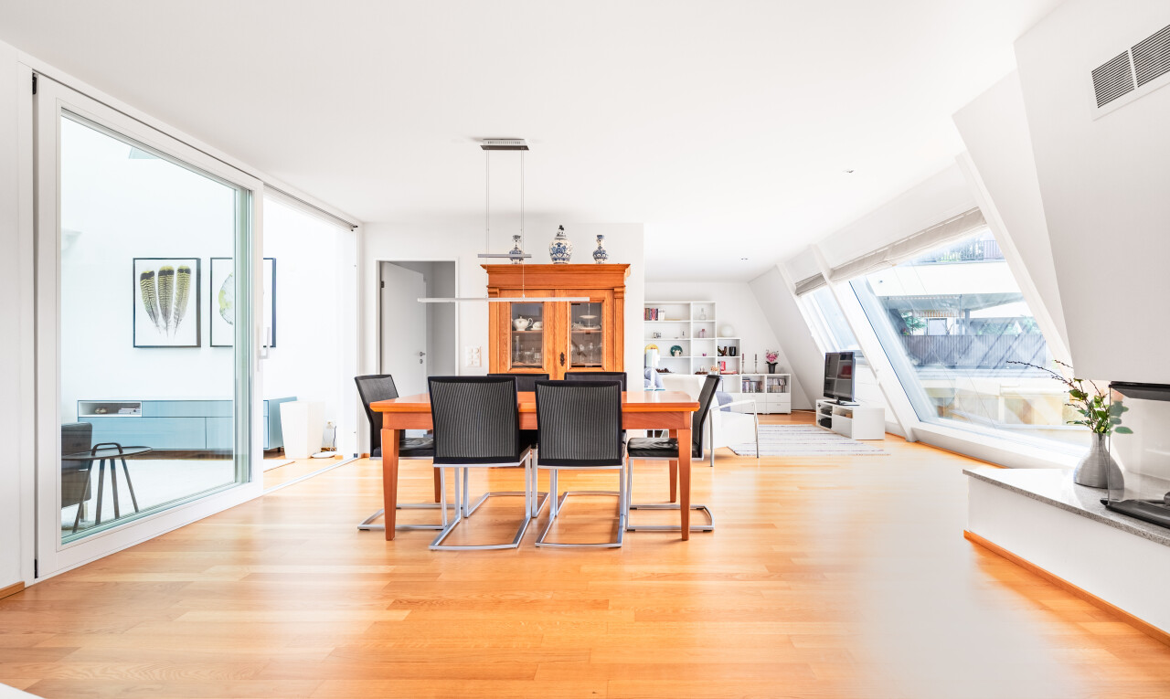 salle à manger avec inside property, sol en finition bois, wood finish floor, lumière naturelle, et natural light