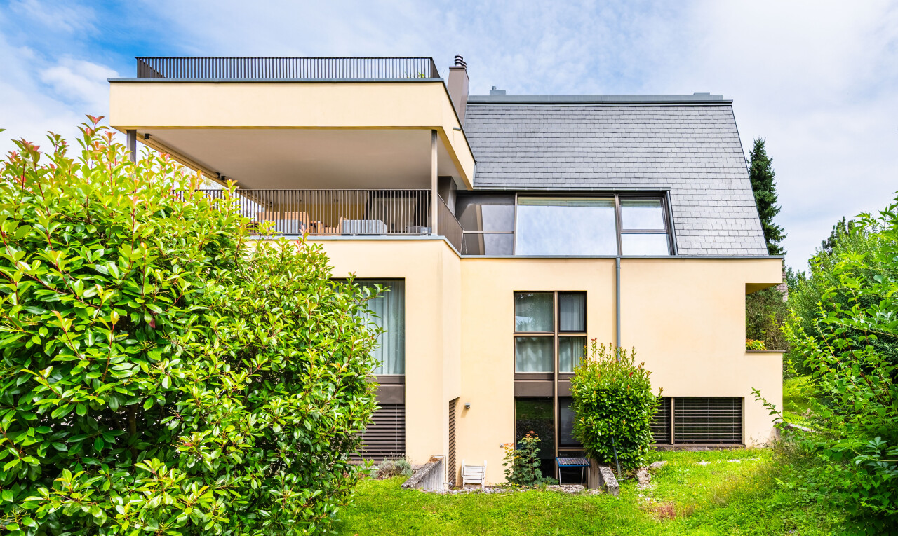 außenansicht mit stuckverkleidung, day time, balkon, schornstein, und property visible