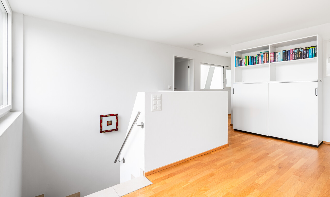 pièce vide avec sol en finition bois, wood finish floor, inside property, cloison sèche, et drywall