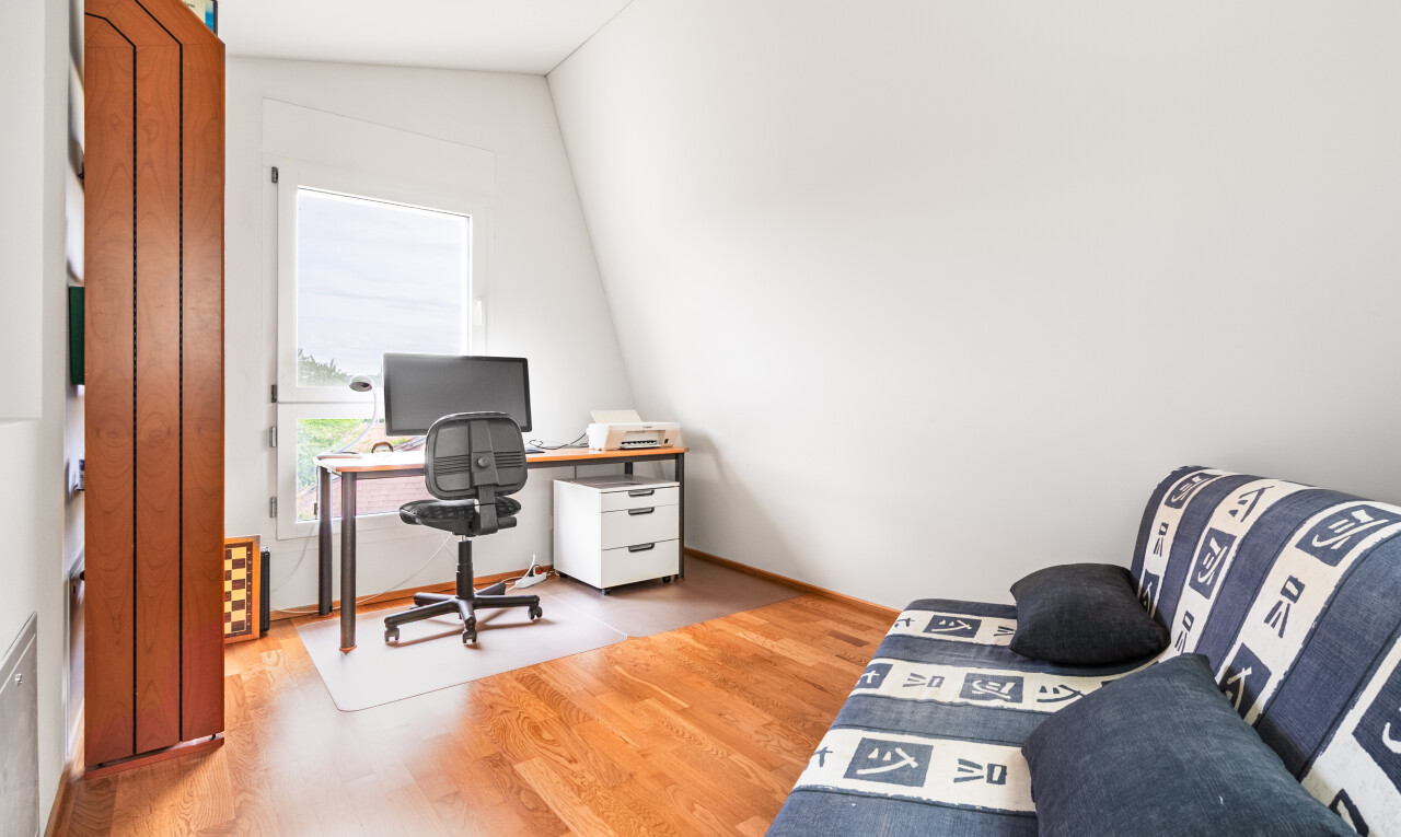 bureau avec wood finish floor, sol en finition bois, natural light, lumière naturelle, et espace bureau
