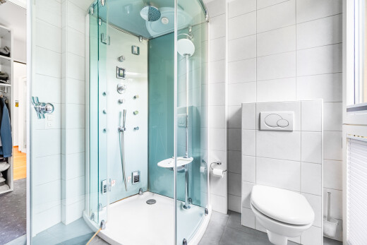 salle de bains avec salle de bain complète, douche, mur en carrelage, tile wall, et toilette