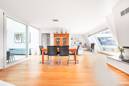 salle à manger avec inside property, sol en finition bois, wood finish floor, lumière naturelle, et natural light