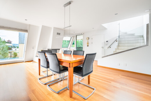 salle à manger avec inside property, escaliers, sol en finition bois, wood finish floor, et cloison sèche