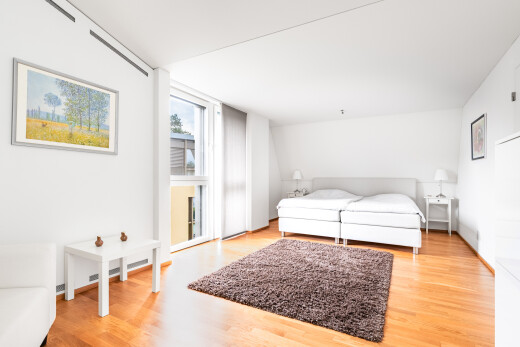 chambre avec lumière naturelle, natural light, sol en finition bois, wood finish floor, et cloison sèche