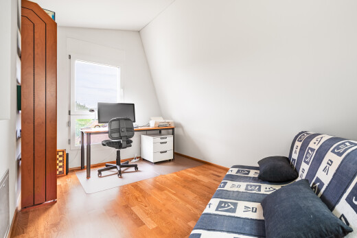 bureau avec wood finish floor, sol en finition bois, natural light, lumière naturelle, et espace bureau