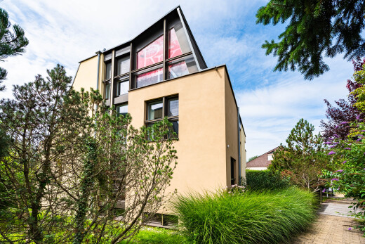 façade avec day time, bardage en stuc, et property visible