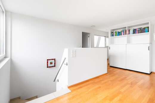 pièce vide avec sol en finition bois, wood finish floor, inside property, cloison sèche, et drywall
