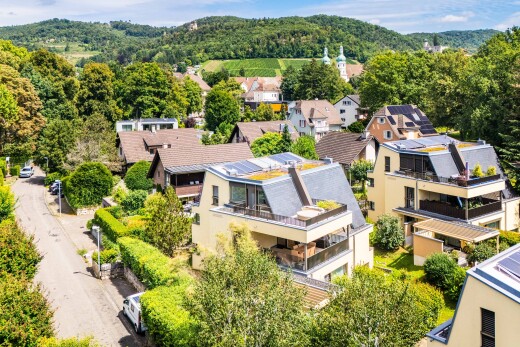 façade avec balcon, vue résidentielle, residential view, day time, et vue sur la montagne