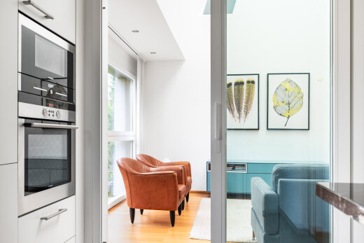 salon avec inside property, sol en finition bois, wood finish floor, cloison sèche, et drywall