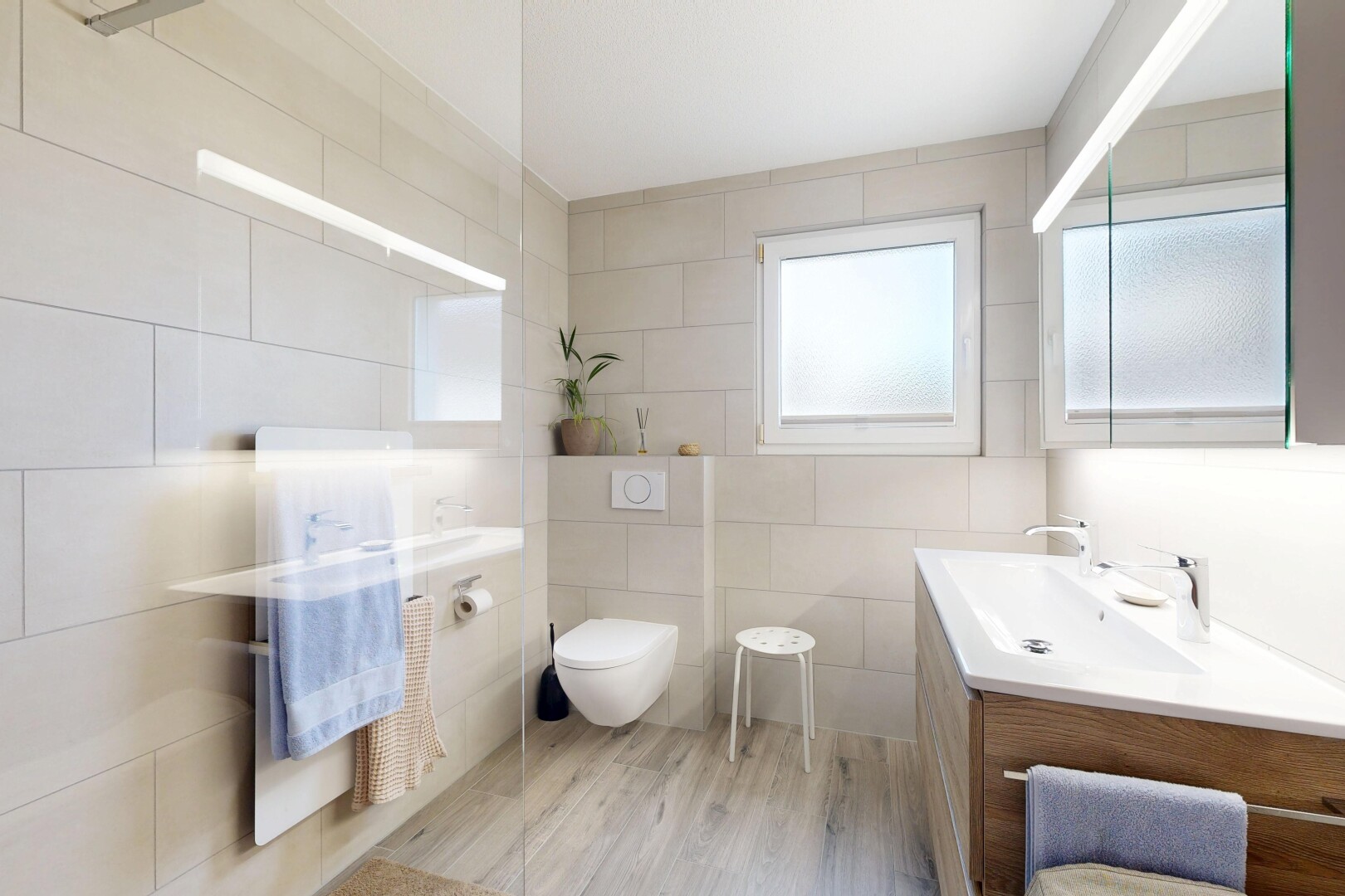 salle de bains avec miroir, lavabo (ou coiffeuse selon le contexte), tile wall, mur en carrelage, et natural light