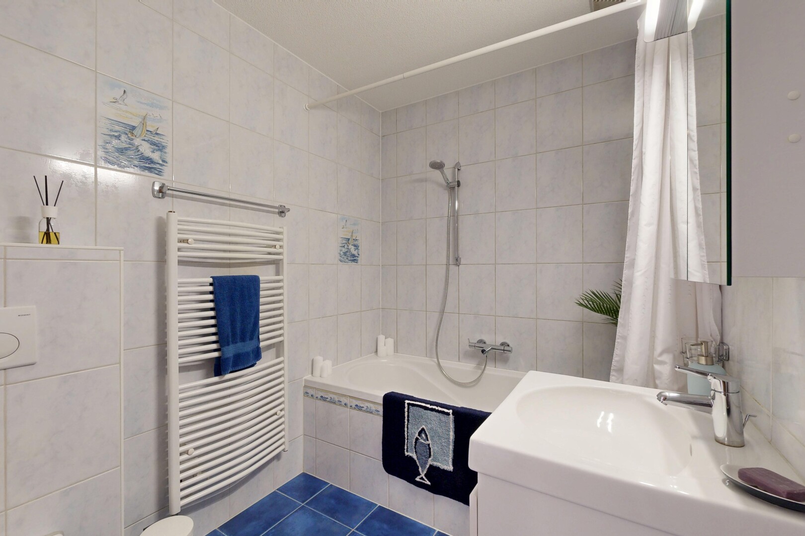 salle de bains avec mur en carrelage, tile wall, dark floor, douche-bain combinés, et salle de bain complète