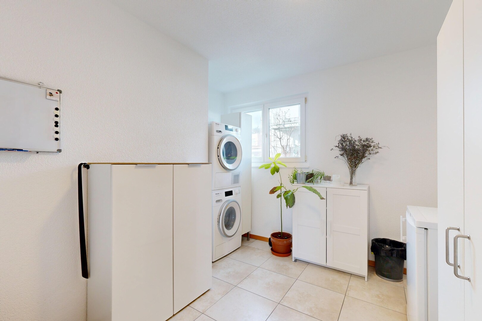 buanderie avec lumière naturelle, natural light, lave-linge et sèche-linge superposés, cloison sèche, et drywall