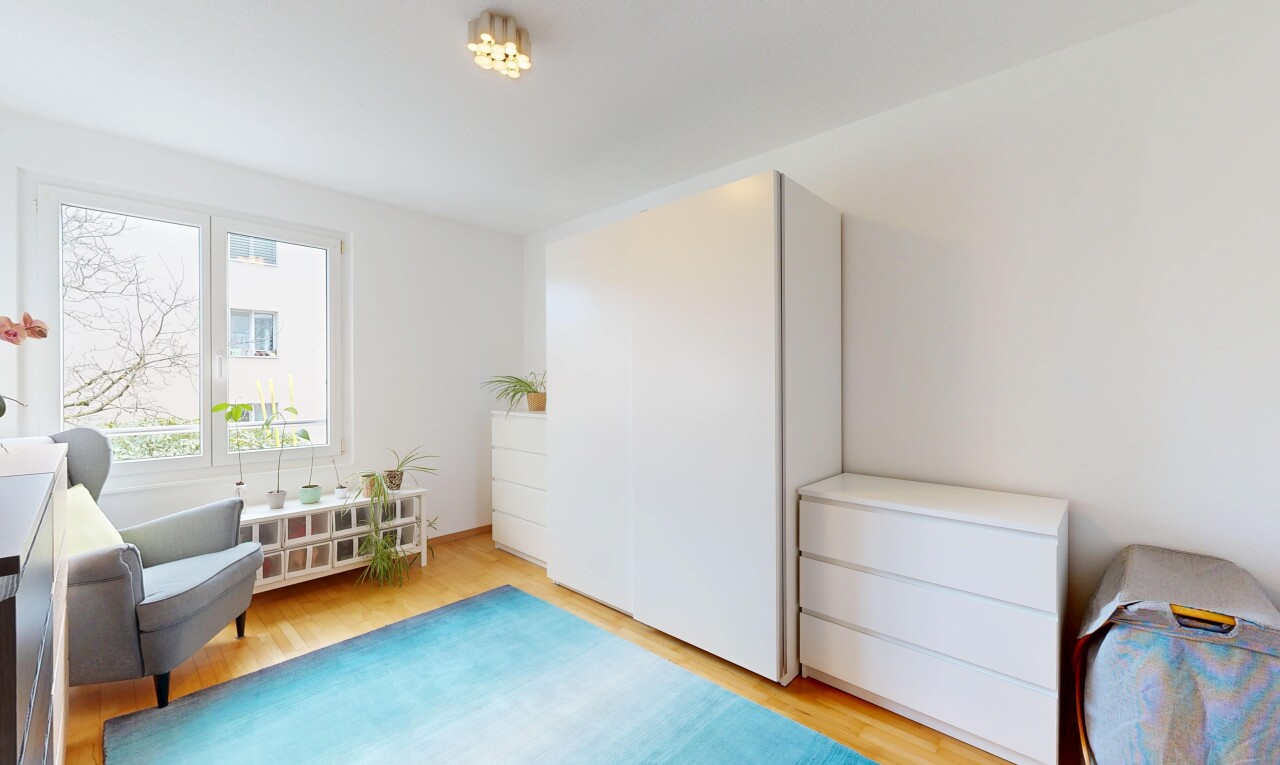 salon avec sol en finition bois, wood finish floor, cloison sèche, drywall, et lumière naturelle
