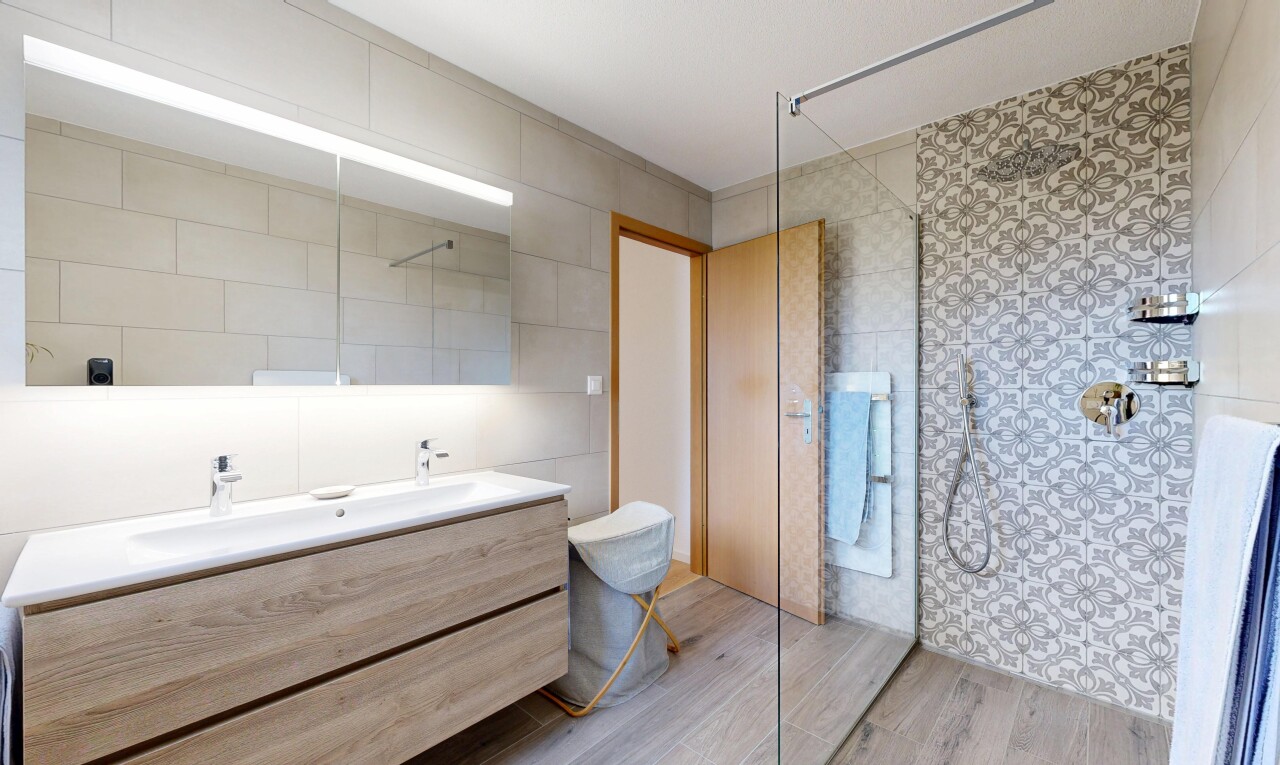 salle de bains avec mur en carrelage, tile wall, douche, salle de bain complète, et double vasque