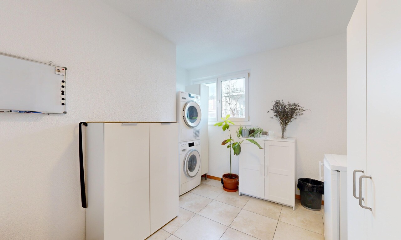 buanderie avec lumière naturelle, natural light, lave-linge et sèche-linge superposés, cloison sèche, et drywall