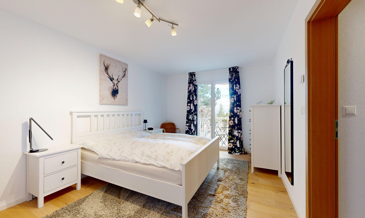 chambre avec light floor, wood finish floor, sol en finition bois, inside property, et natural light
