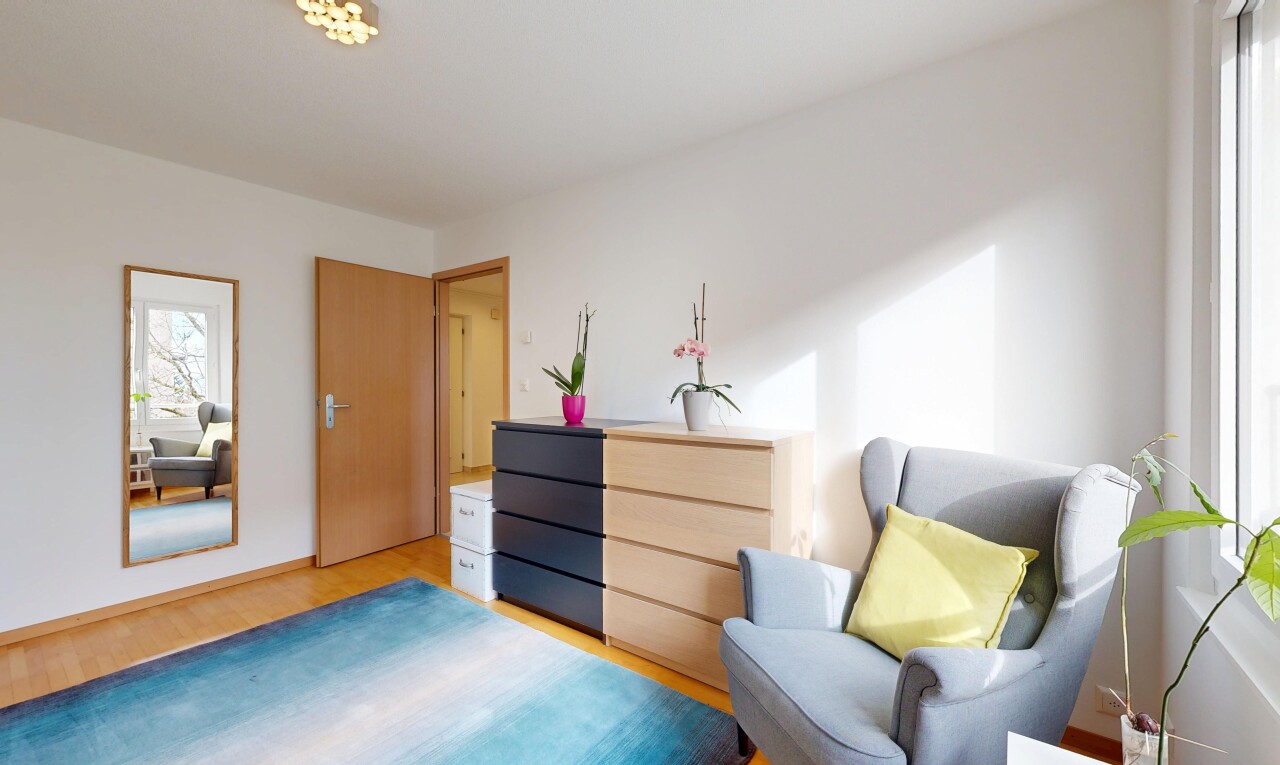chambre avec inside property, cloison sèche, drywall, sol en finition bois, et wood finish floor