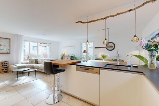 cuisine avec dark countertops, éclairage suspendu, pendant lighting, lave-vaisselle, et ouvert sur l'espace de vie