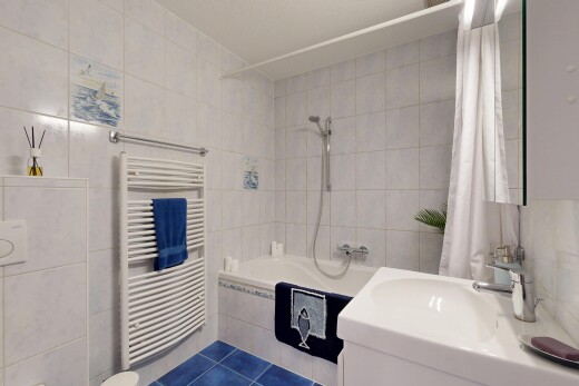 salle de bains avec mur en carrelage, tile wall, dark floor, douche-bain combinés, et salle de bain complète