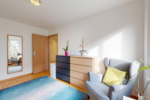 chambre avec inside property, cloison sèche, drywall, sol en finition bois, et wood finish floor
