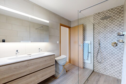 salle de bains avec mur en carrelage, tile wall, douche, salle de bain complète, et double vasque