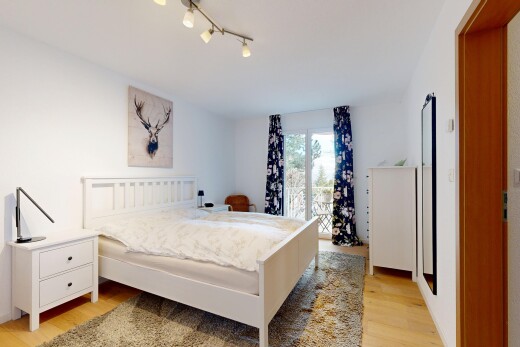 chambre avec light floor, wood finish floor, sol en finition bois, inside property, et natural light