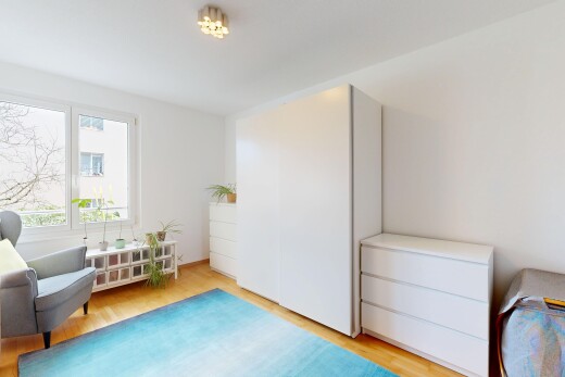 salon avec sol en finition bois, wood finish floor, cloison sèche, drywall, et lumière naturelle
