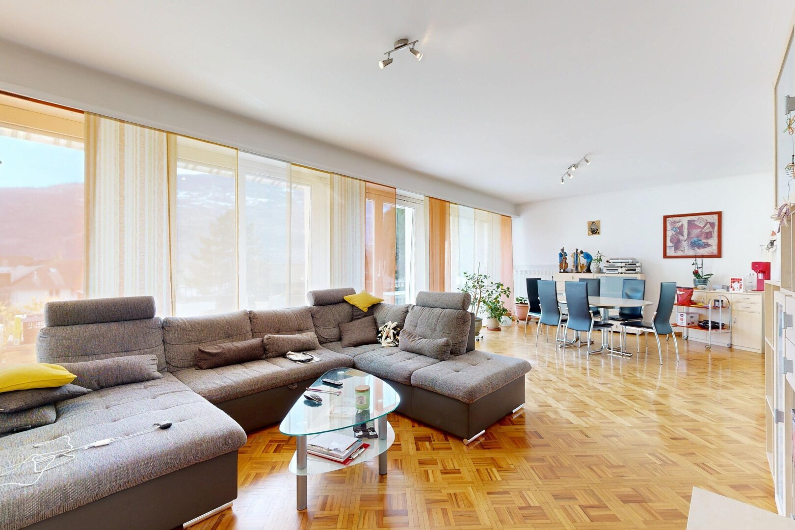 wohn- / esszimmer mit parquet floor, inside property, holzfußboden, wood finish floor, und gipskartonwand