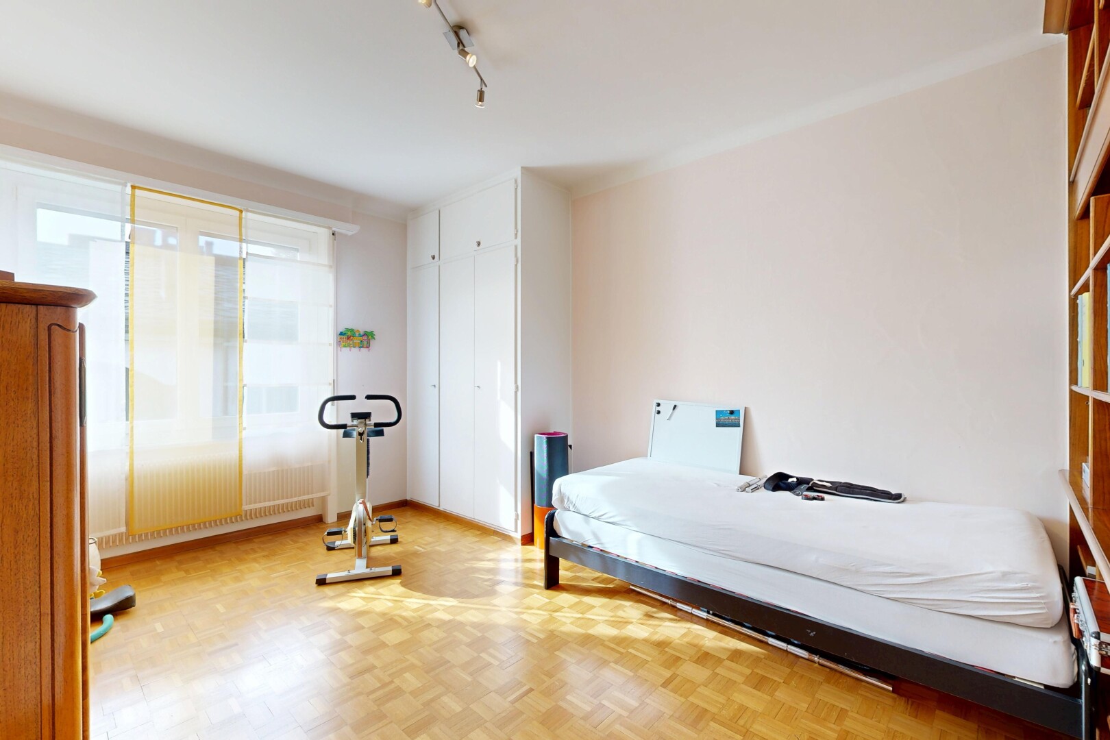zimmer / schlafzimmer mit holzfußboden, wood finish floor, parquet floor, inside property, und gipskartonwand