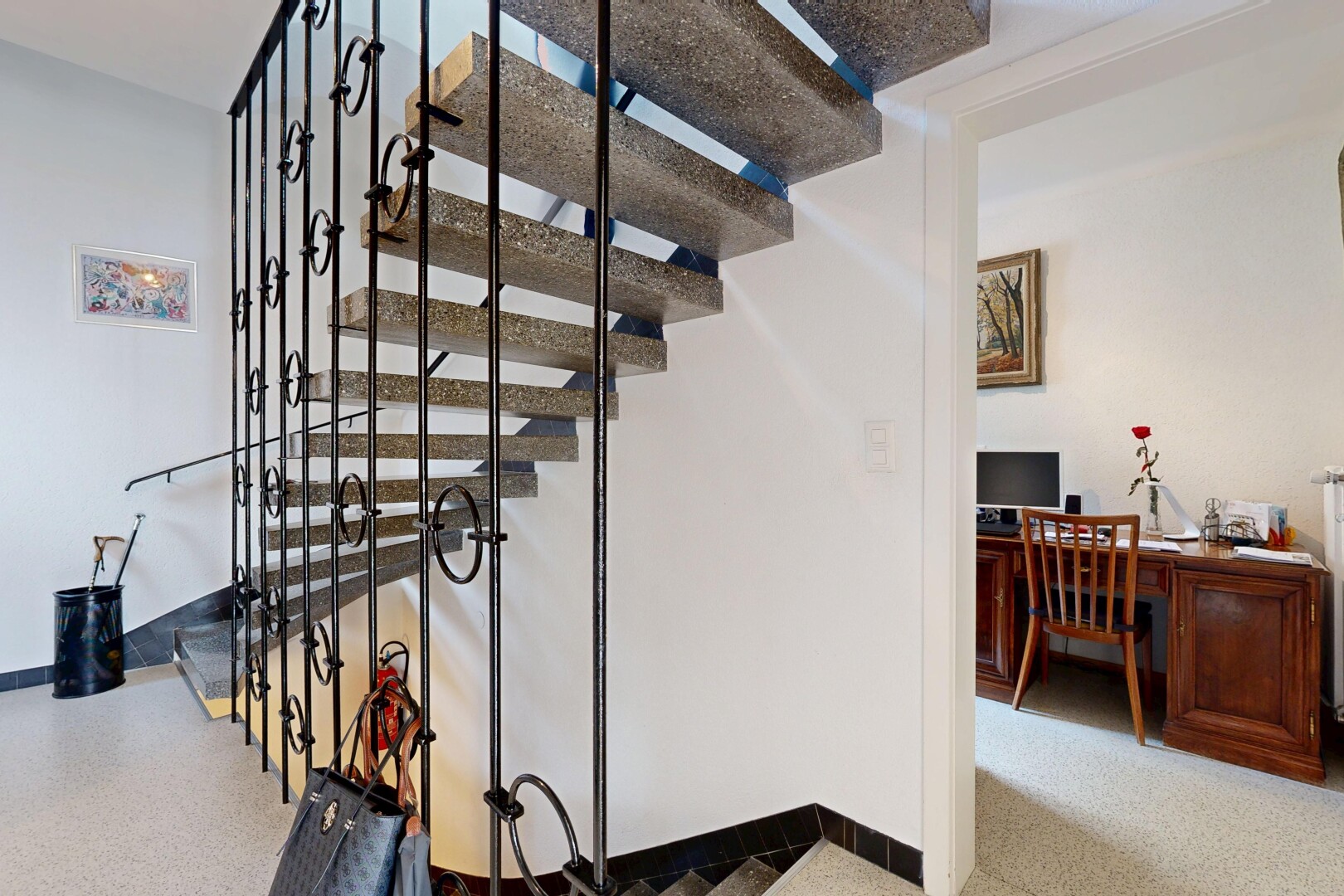 treppe mit gipskartonwand, drywall, inside property, fernseher, und sockelleisten
