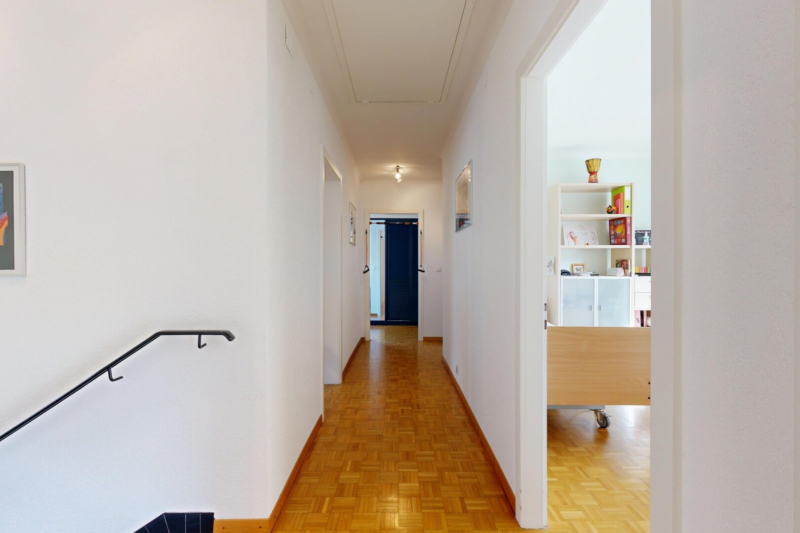 halle / korridor mit inside property, holzfußboden, wood finish floor, parquet floor, und obergeschoss-podest