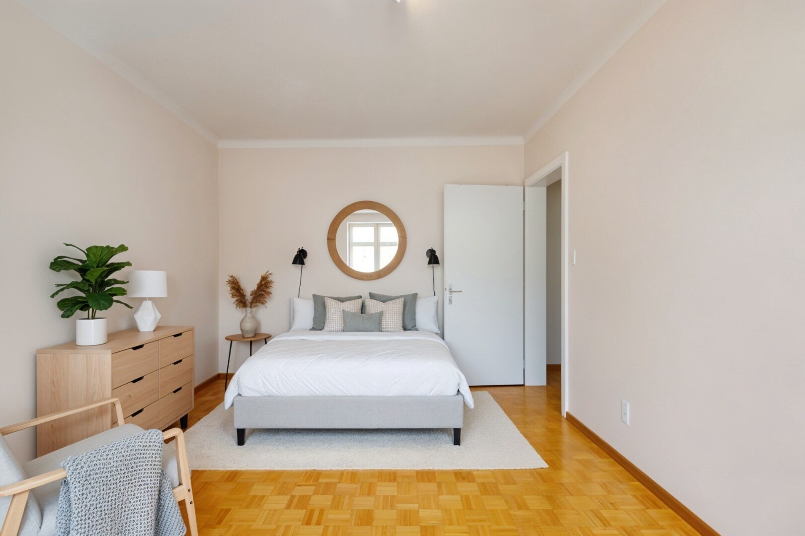 wohnzimmer mit inside property, bürobereich, holzfußboden, wood finish floor, und parquet floor