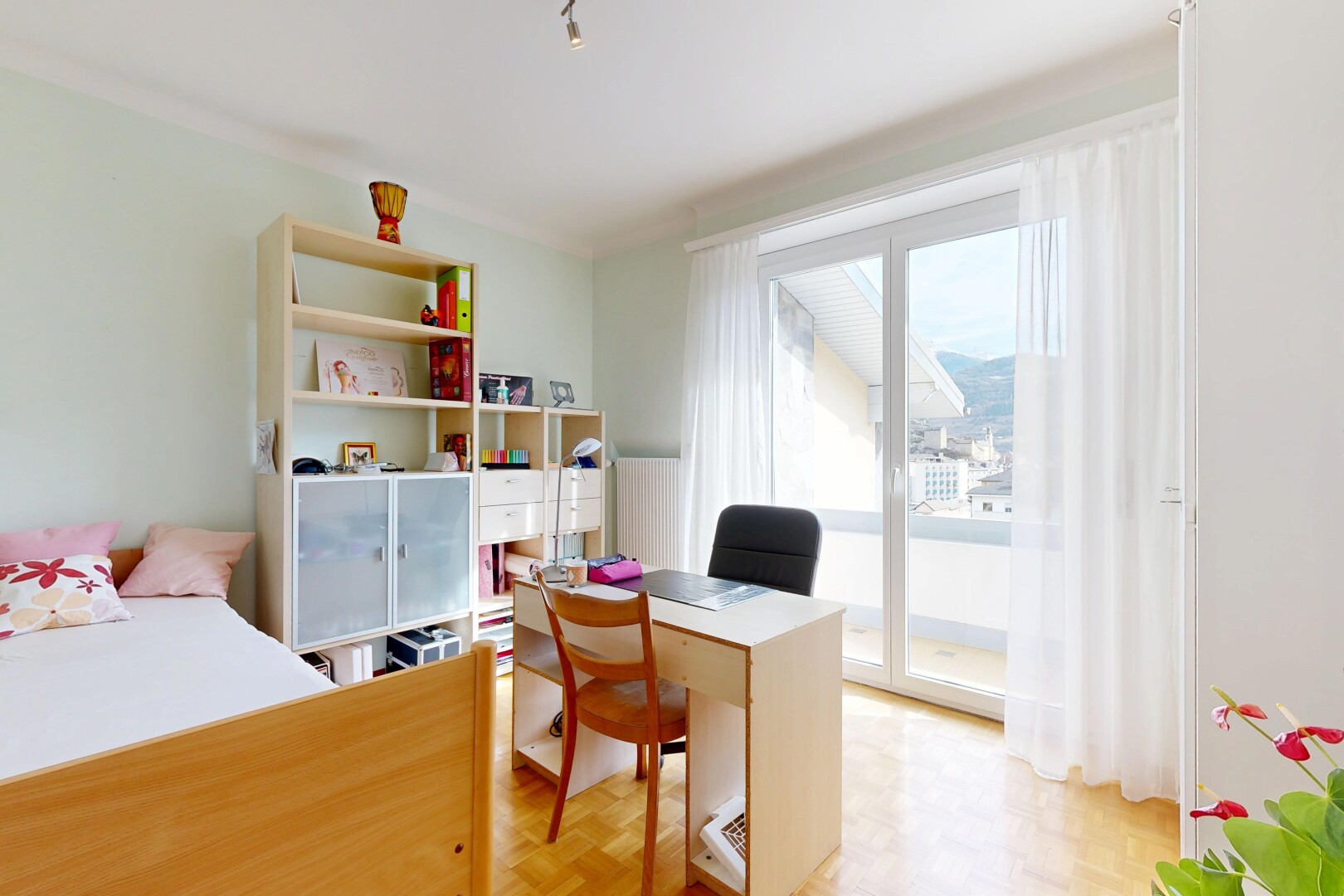 büro mit gipskartonwand, drywall, natürliches licht, natural light, und parquet floor